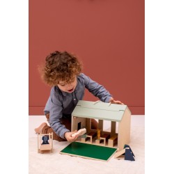 Escuela de madera con accesorios