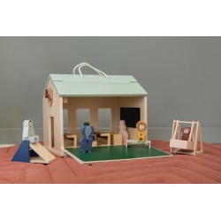 Escuela de madera con accesorios